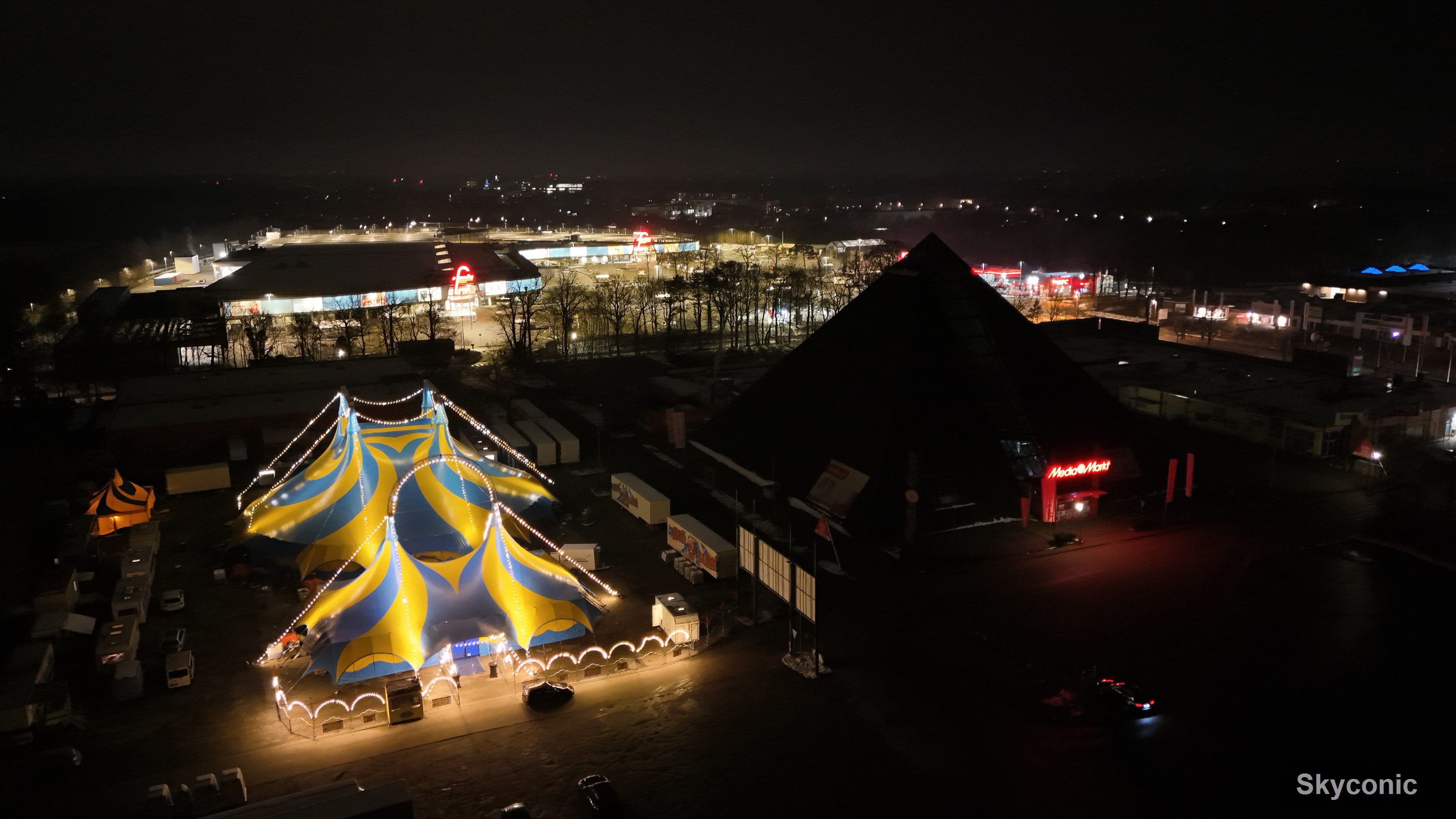 Eventlocation bei Nacht